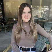 Chica 18 años con inglés nativo, experiencia niños de primaria. Disponibilidad de días entre semana, por las mañanas hasta las 15h